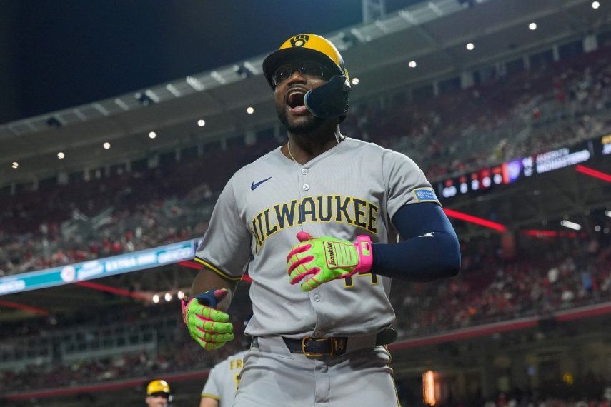 El venezolano Andruw Monasterio, de los Cerveceros de Milwaukee, celebra luego de conectar un jonrón en un juego, el 16 de agosto de 2025.