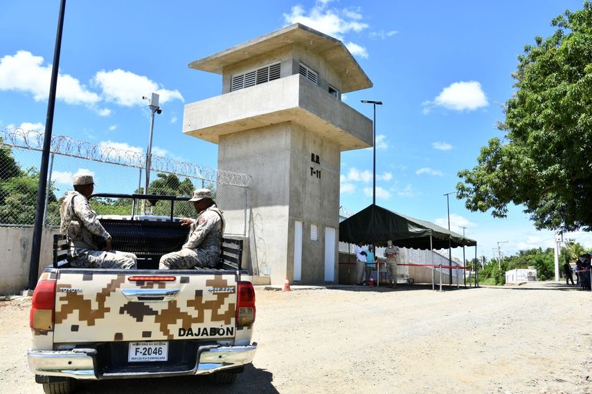 Vista del puesto de control del ejército dominicano en el muro fronterizo entre República Dominicana y Haití, en Pedernales, República Dominicana, el 19 de septiembre de 2025. (Foto por Danny Polaco / AFP)