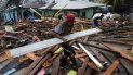 Varias personas recogen escombros de una zona devastada por el huracán Iota en Nicaragua. Varias personas recogen escombros de una zona devastada por el huracán Iota en Nicaragua.