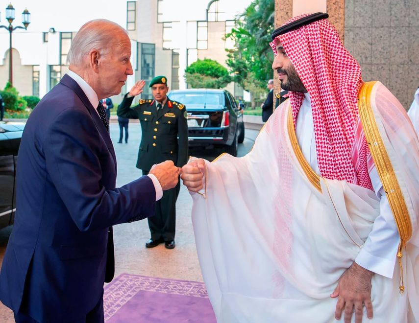 El príncipe heredero saudí Mohammed bin Salman saluda al presidente estadounidense Joe Biden chocando los puños a su llegada en Yeda, Arabia Saudí.&nbsp;