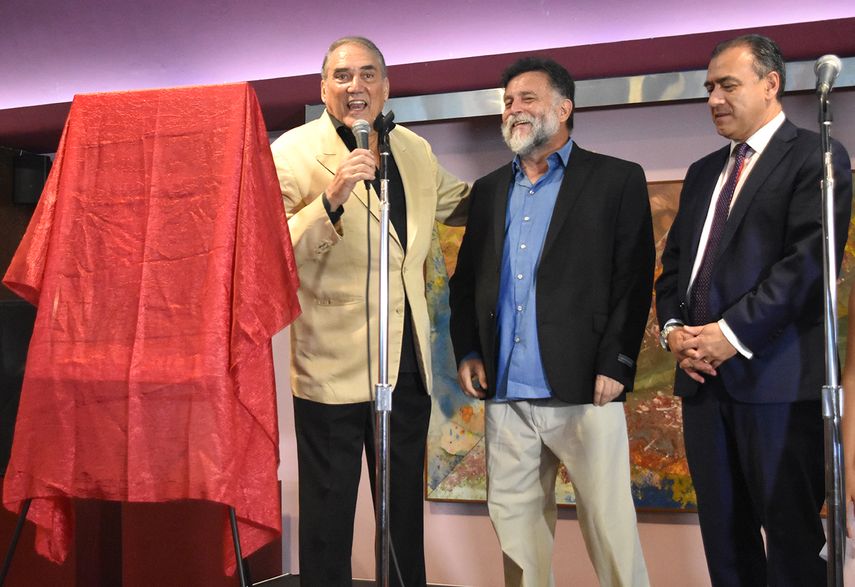 Mario Ernesto Sánchez, director del Festival de Teatro Hispano;&nbsp;Manuel Tricallotis, autor del póster del festival y el&nbsp;cónsul de Chile en Miami, Hernán Nuñez, a punto de develar el afiche.&nbsp;