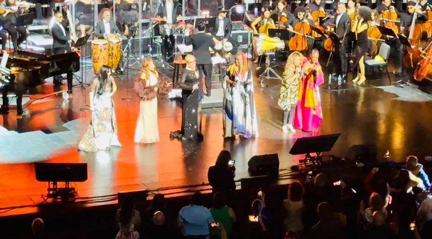 Cinco destacadas voces femeninas de la música cubana y latinoamericana: Carmen DeLeón, Lena y Malena Burke, Lucrecia, Albita y Brenda Navarrete, unidas por su talento y su profunda admiración por Celia Cruz.