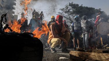 Decenas de manifestantes cierran una vía con una barricada en llamas durante una protesta antigubernamental este lunes 26 de junio de 2017, en Caracas (Venezuela).&nbsp;