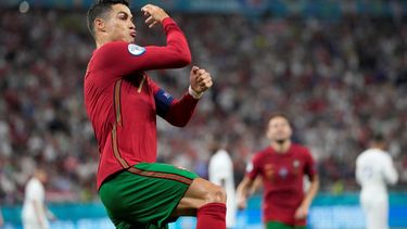El portugués Cristiano Ronaldo celebra tras anotar un gol con Portugal en un juego de la fase de Grupos ante Francia en la Eurocopa