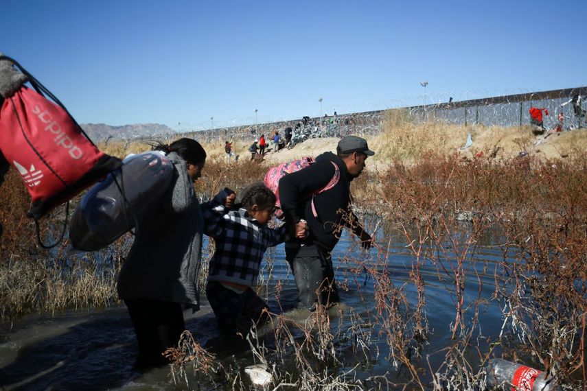 Migrantes cruzan el Río Bravo para llegar a Estados Unidos desde Ciudad Juárez, México, el 27 de diciembre de 2023.&nbsp;
