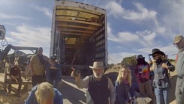 En esta imagen de un video publicado por la oficina del alguacil del condado de Santa Fe, Alec Baldwin gesticula mientras habla con los investigadores después de un tiroteo fatal el año pasado en un set de filmación en Santa Fe, Nuevo México.  