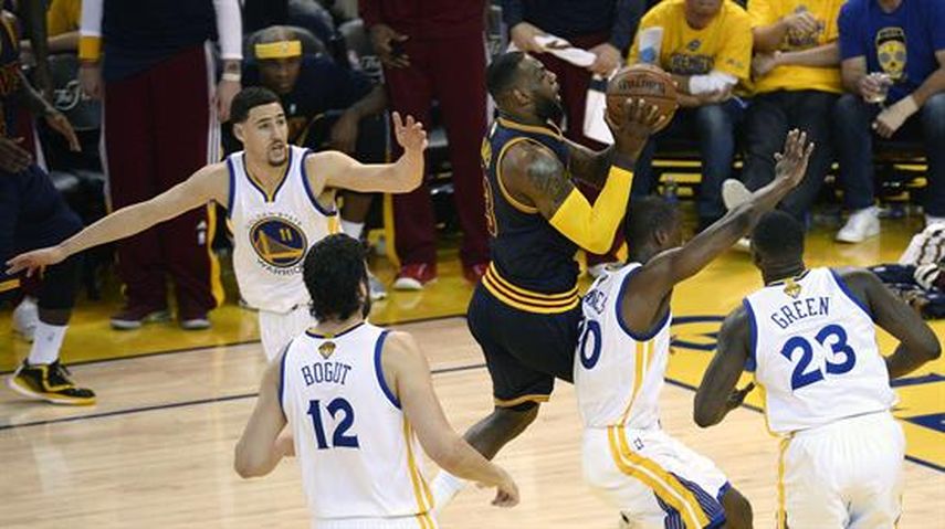 LeBron James fue la máxima figura de Cleveland, pero no pudo hacerlo todo sobre la cancha ante Golden State. (EFE)