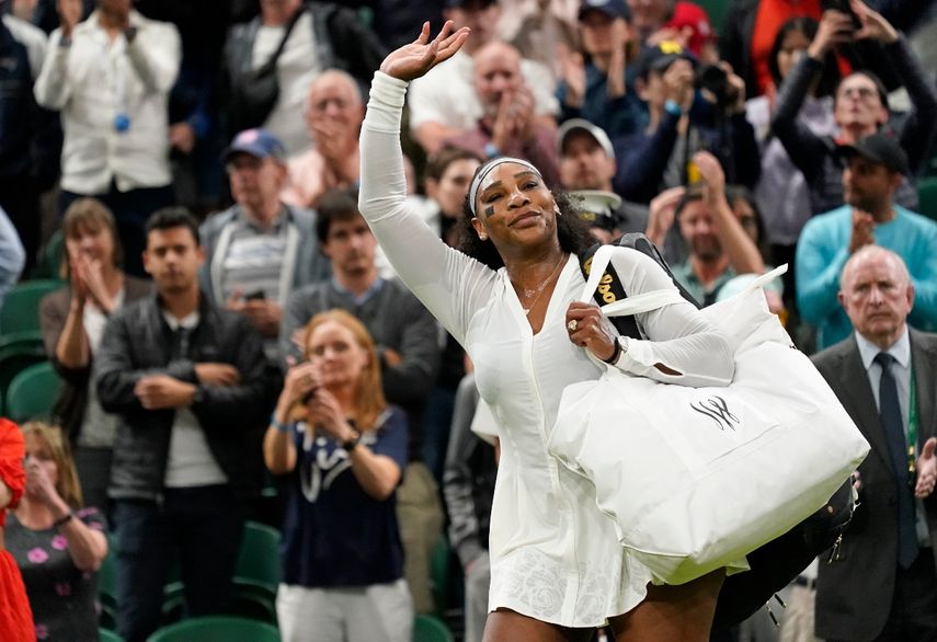 La estadounidense Serena Williams saluda a la afición al salir de la cancha tras su derrota en la primera ronda de Wimbledon ante la francesa Harmony Tan el martes 28 de junio del 2022.&nbsp;