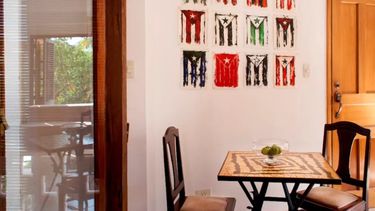 Actividades como el arrendamiento de viviendas e incluso las ofertas de restaurantes privados representan una fuerte competencia para los establecimientos del Estado, con servicios deficientes y altos precios.