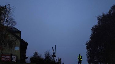 Un agente de policía está en un retén cerca del lugar de una explosión en Przewodow, Polonia, miércoles 16 de noviembre de 2022.