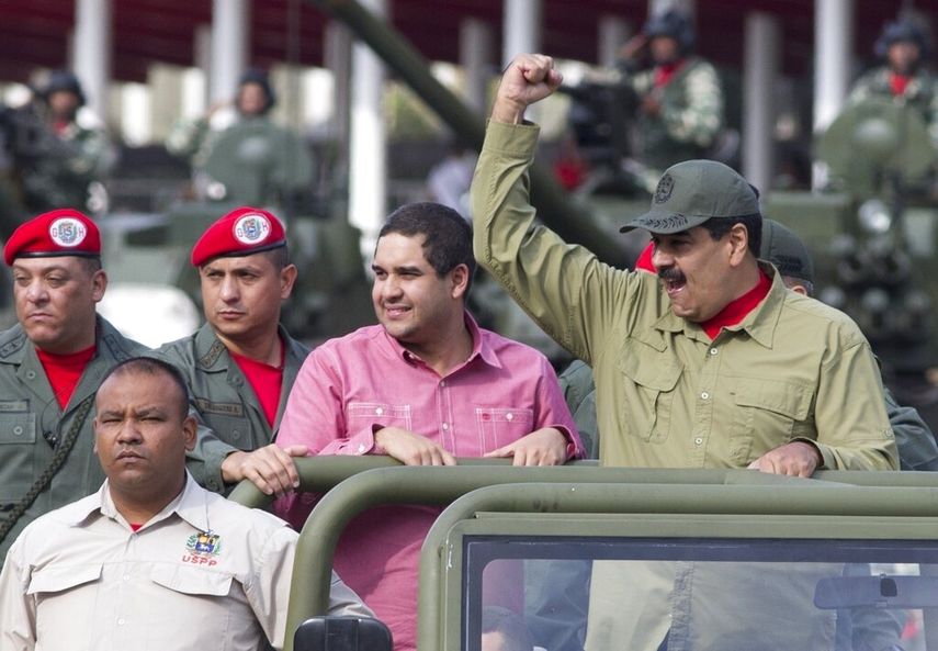Nicolás Maduro, junto a su hijo, Nicolás Maduro Junior, durante un desfile militar en Caracas.