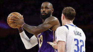 LeBron James #23 de Los Angeles Lakers controla el balón ante Cooper Flagg #32 de Dallas Mavericks en el Crypto.com Arena el 28 de noviembre de 2026