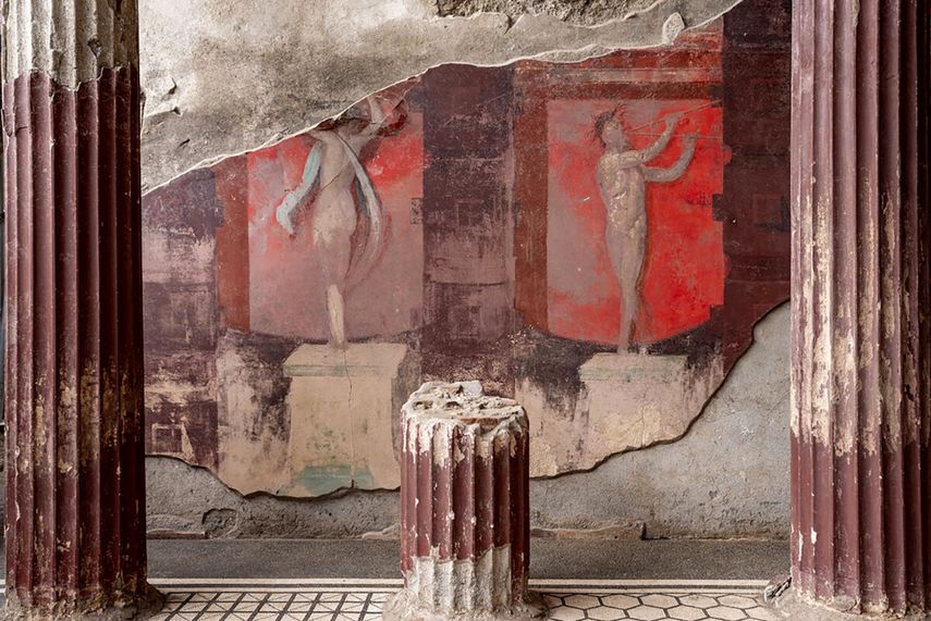 Esta fotografía difundida el 26 de febrero de 2025 por la oficina de prensa del Parco Archeologico di Pompei muestra los frescos de la residencia recién descubierta ubicada en la zona central de Pompeya. La residencia recién descubierta tiene un salón de banquetes con pinturas que representan la iniciación en los misterios dionisíacos.