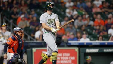 Nick Kurtz, número 16 de los Atléticos, conecta un jonrón en la octava entrada contra los Astros de Houston en el Daikin Park el 25 de julio de 2025 en Houston, Texas.&nbsp;