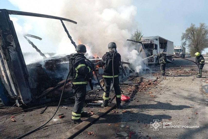 Bomberos ucranianos apagan uno de los tantos incendios que dejó el ataque ruso. (AFP)