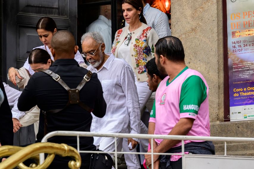 Gilberto Gil sale del Teatro Municipal donde velaban a su hija Petra Gil.&nbsp;