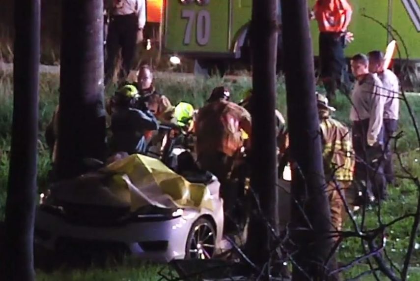 Momento en que las autoridades rescatan a las víctimas del interior del vehículo siniestrado.