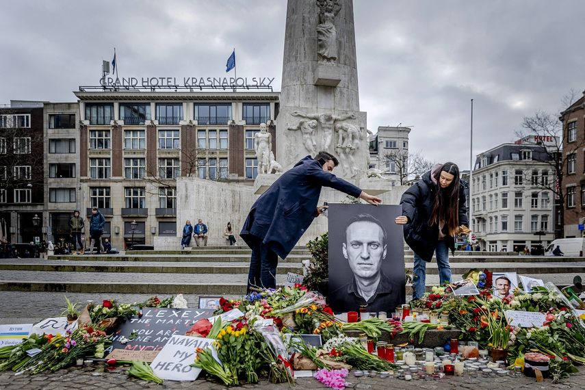 La gente colocó un retrato de Alexei Navalny en la Plaza Dam de Ámsterdam el 17 de febrero de 2024. La gente colocó un retrato de Alexei Navalny en la Plaza Dam de Ámsterdam el 17 de febrero de 2024.