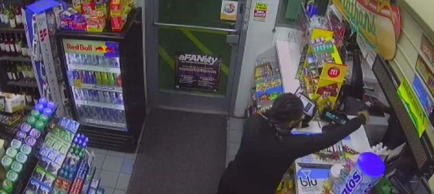 Entra corriendo al establecimiento y apunta con un arma a un empleado.