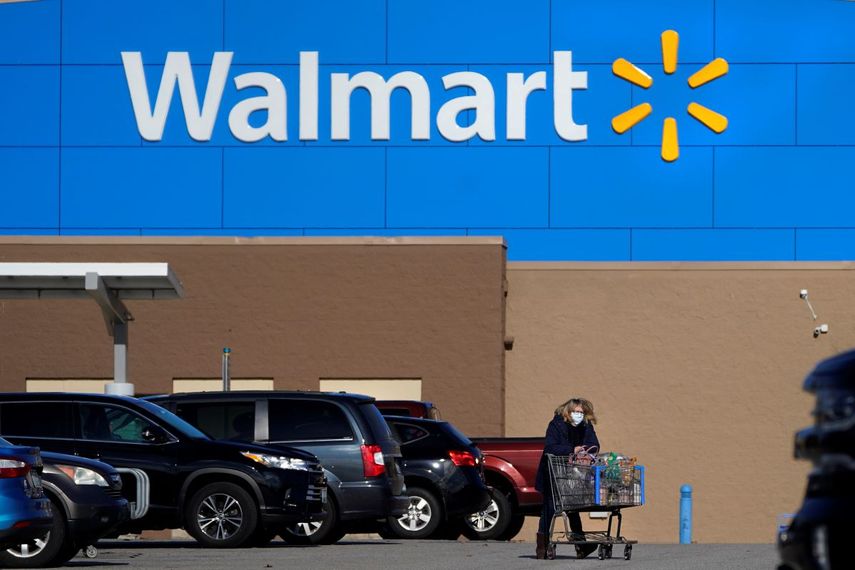 Una mujer con cubrebocas por el coronavirus sale de una tienda Walmart en Derry, New Hampshire, el 18 de noviembre de 2020.