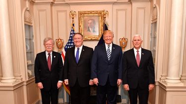 El asesor de Seguridad Nacional John Bolton, el secretario de Estado Mike Pompeo, el presidente Donald Trump y el vicepresidente Mike Pence el 02MAY18.&nbsp;