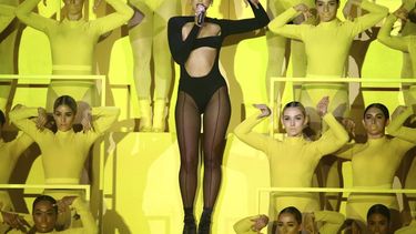 En esta foto del 3 de noviembre de 2019, Dua Lipa canta en los Premios MTV Eropa en Sevilla, España. Dua Lipa lanzó su segundo álbum de estudio, Future Nostalgia, el 27 de marzo del 2020.&nbsp;