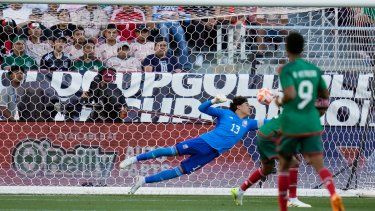Guillermo Ochoa (13), portero de la selección de México, no puede contener un remate de Hazem Shehata, de Catar, durante el primer tiempo del partido de fútbol de la Copa Oro de CONCACAF, el domingo 2 de julio de 2023, en Santa Clara, California.