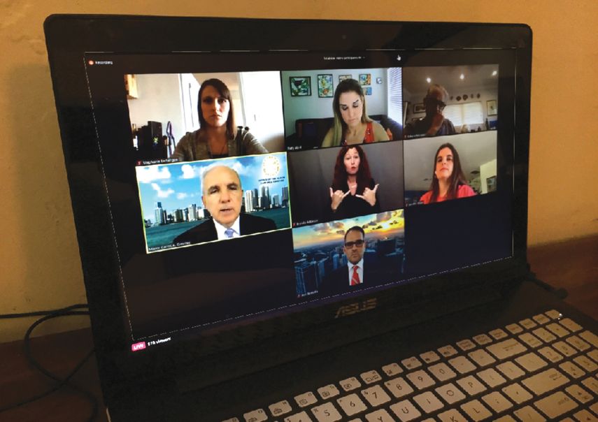 Alcalde de Miami-Dade, Carlos Gim&eacute;nez, comparece ante la prensa por Internet.