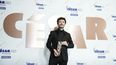 El cineasta español Rodrigo Sorogoyen posa después de recibir el premio a la Mejor película extranjera por As Bestas durante la 48ª ceremonia del Premio César, en París, el viernes 24 de febrero de 2023.
