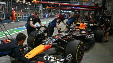 Los mecánicos del equipo empujan el coche del piloto holandés de Red Bull Racing, Max Verstappen, durante la segunda sesión de prácticas antes de la carrera nocturna del Gran Premio de Fórmula 1 de Singapur en el circuito callejero de Marina Bay en Singapur, el 20 de septiembre de 2024.&nbsp;
