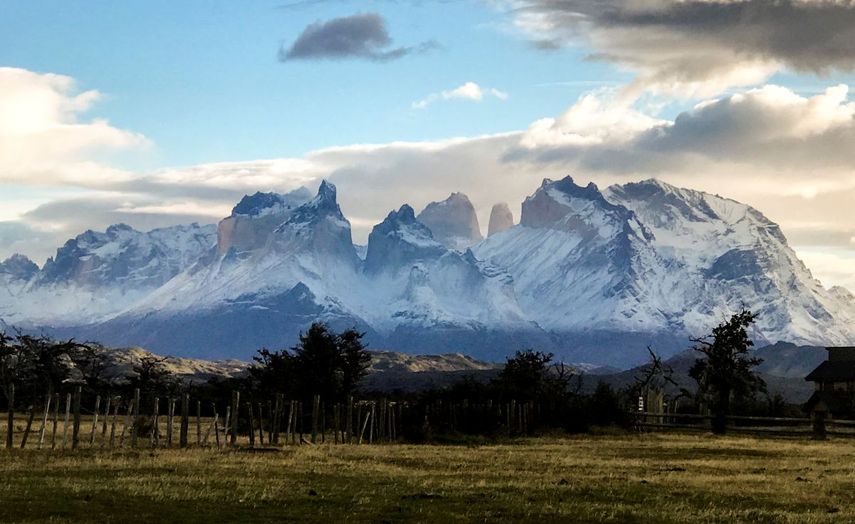 Vista del Parque Nacional Torres del Paine en la región de Magallanes, al sur de Chile, el 16 de abril de 2019. Dos mexicanos fallecieron y siete personas desaparecieron tras una tormenta de nieve que azotó la reserva natural patagónica de Torres del Paine, el destino turístico extranjero más visitado de Chile, según informaron las autoridades el 18 de noviembre de 2025.
