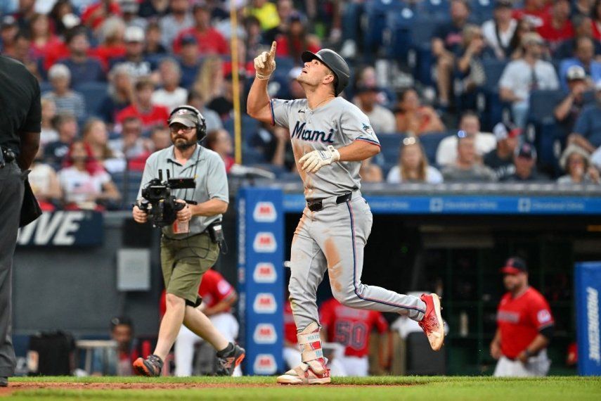 El toletero Jakob Marsee, de los Marlins de Miami, celebra luego de conectar un jonrón en un juego, el 13 de agosto de 2025.