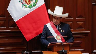 El izquierdista Pedro Castillo prestó juramento como el quinto presidente de Perú en tres años el miércoles en el 200 aniversario de la independencia del país, prometiendo el fin de la corrupción y una nueva constitución.