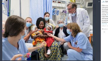 Fotograf&iacute;a de las siamesas&nbsp;Ervina y Prefina junto a su madre y parte del equipo m&eacute;dico del hospital Bambino Ges&ugrave;, en Italia, publicada el 7 de julio de 2020 en la cuenta oficial de Twitter de la instituci&oacute;n m&eacute;dica.