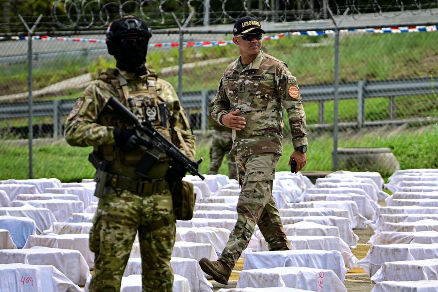 Oficiales del Servicio Aeronaval Nacional de Panamá custodian 12 toneladas de cocaína, divididas en cientos de paquetes, en la sede de la Aeronaval en Ciudad de Panamá el 11 de noviembre de 2025. Panamá llevó a cabo una de las mayores incautaciones de droga de su historia tras interceptar cerca de 12 toneladas de cocaína en un buque en el Pacífico con destino a Estados Unidos, según informaron las autoridades locales el 11 de noviembre de 2025.
