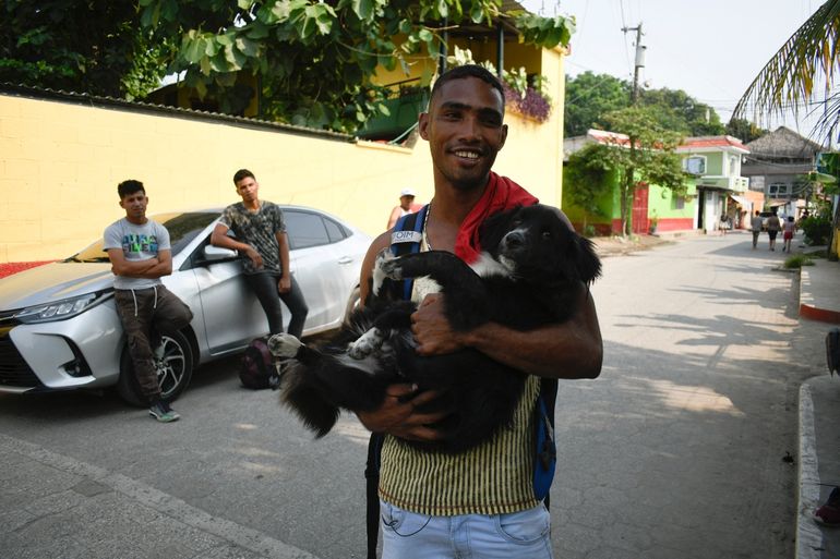El migrante venezolano Gilberto Rodríguez posa con su perro llamado Negro afuera de la Casa del Migrante en Tecun Uman, Guatemala, en la frontera con Ciudad Hidalgo, México.