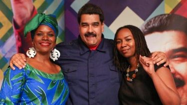 Opal Tometi, cofundadora de Black Lives Matter, vestida de negro aparece abrazada con el dictador Nicolás Maduro. Tometi participó como observadora electoral en Venezuela en las elecciones de 2015.