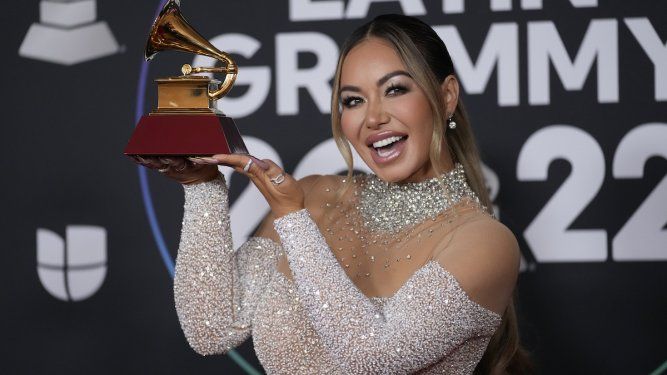 Chiquis posa en la sala de prensa con el premio a mejor álbum de banda por Abeja reina en la 23a entrega anual del Latin Grammy en la Arena Mandalay Bay Michelob Ultra el 17 de noviembre de 2022, en Las Vegas.&nbsp;
