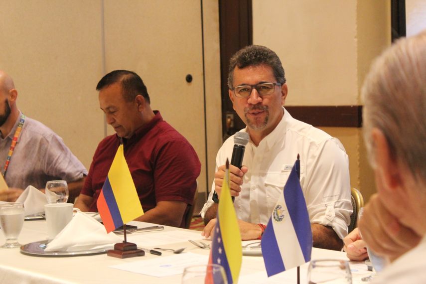 El embajador de Colombia en Nicaragua, León Fredy Muñoz, presidiendo reunión del GRULAC, para hablar del Día Mundial de la Alimentación