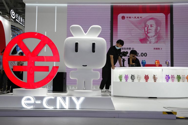 Un kiosco para promover la versión digital del yuan chino en Pekín.  