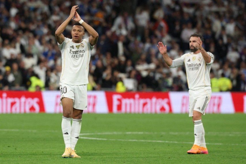 El delantero francés del Real Madrid, Kylian Mbappé (izq.), y el defensa español Dani Carvajal celebran una victoria al final de un partido ante el Barcelona, el 26 de octubre de 2025.&nbsp;