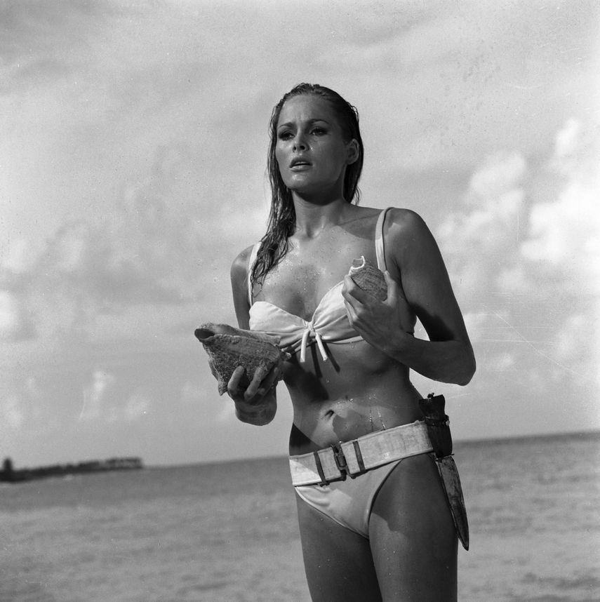Ursula Andress en una escena de “007: El satánico Dr. No” de 1962 en una fotografía sin fecha proporcionada por United Artists and Danjaq, LLC. La actriz convirtió a La chica Bond en un ícono
