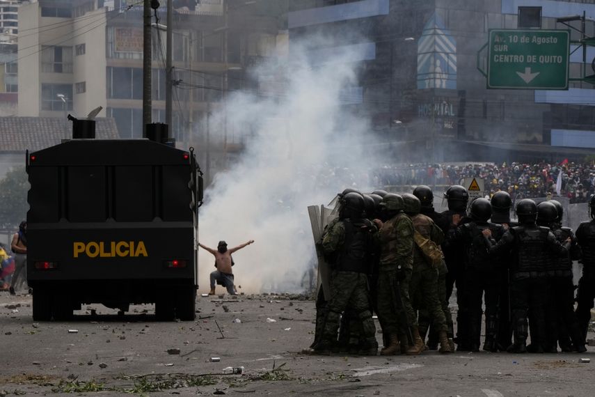 Manifestantes se encuentran con la policía durante protestas contra el gobierno del presidente Guillermo Lasso en Quito, Ecuador, el martes 21 de junio de 2022.