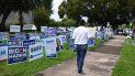 Cientos de carteles de campaña política anuncian la cercanía de un colegio electoral en Miami-Dade. Cientos de carteles de campaña política anuncian la cercanía de un colegio electoral en Miami-Dade.
