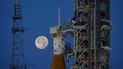 En esta foto de archivo tomada el 15 de junio de 2022, el cohete Artemis I Moon de la NASA se encuentra en el Launch Pad Complex 39B en el Centro Espacial Kennedy, en Cabo Cañaveral, Florida.   
