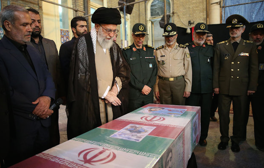 El líder supremo de Irán, el ayatolá Ali Jameneí (3i), reza ante el féretro del consejero militar iraní Mohsen Hoyayi, decapitado por el grupo terrorista Estado Islámico en Siria el mes pasado, en Teherán, Siria, hoy, 27 de septiembre de 2017.&nbsp;&nbsp;