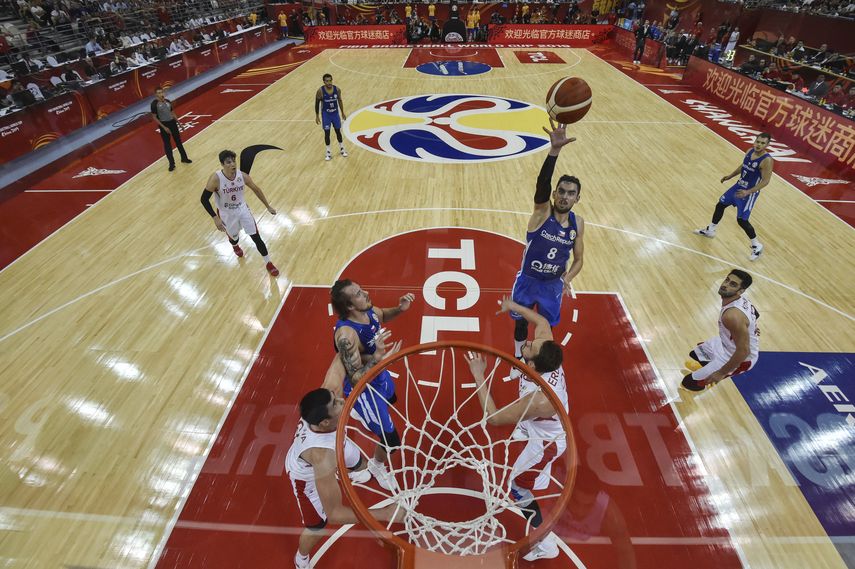 Tomas Satoransky, de la República Checa, intenta un enceste durante el partido ante Turquía por el Grupo E de la Copa del Mundo de básquetbol, en Shanghái, el jueves 5 de septiembre de 2019