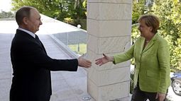 El presidente Vladimir Putin recibe a la canciller alemana,&nbsp;Angela&nbsp;Merkel, en la residencia Bocharov Ruchei en Sochi.
