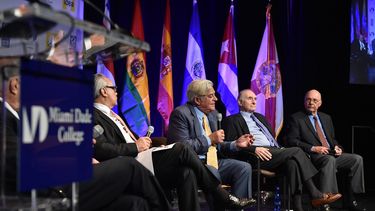 Integrantes de uno de los paneles que debatió sobre&nbsp;la reinvención de los partidos políticos en un foro convocado por la Cátedra Nelson J. Mezarhane G. y el Miami Dade College.