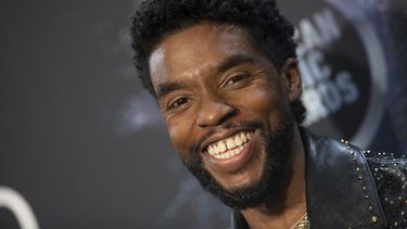 En esta foto de archivo tomada el 24 de noviembre de 2019, el actor estadounidense Chadwick Boseman posa en la sala de prensa durante los American Music Awards 2019 en el Microsoft Theatre de Los Ángeles.&nbsp;
